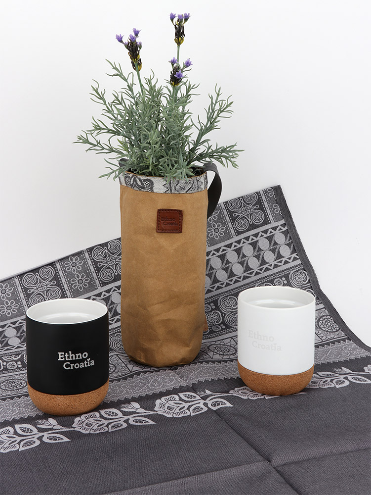 241928-EC Šalica keramička s plutom Ethno Croatia 300 ml crna mat P20