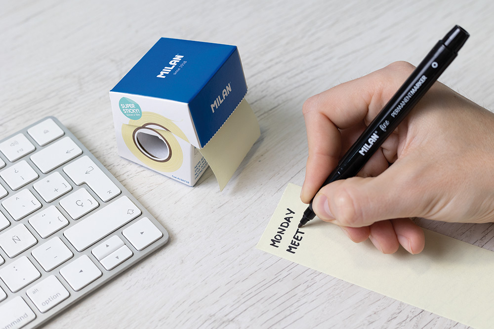 242082-EC Samoljepiva traka u roli MILAN P18/144