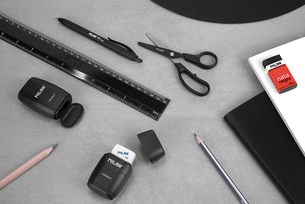 244585-EC Ravnalo 30cm MILAN plastično crno Shadow blister P24/288